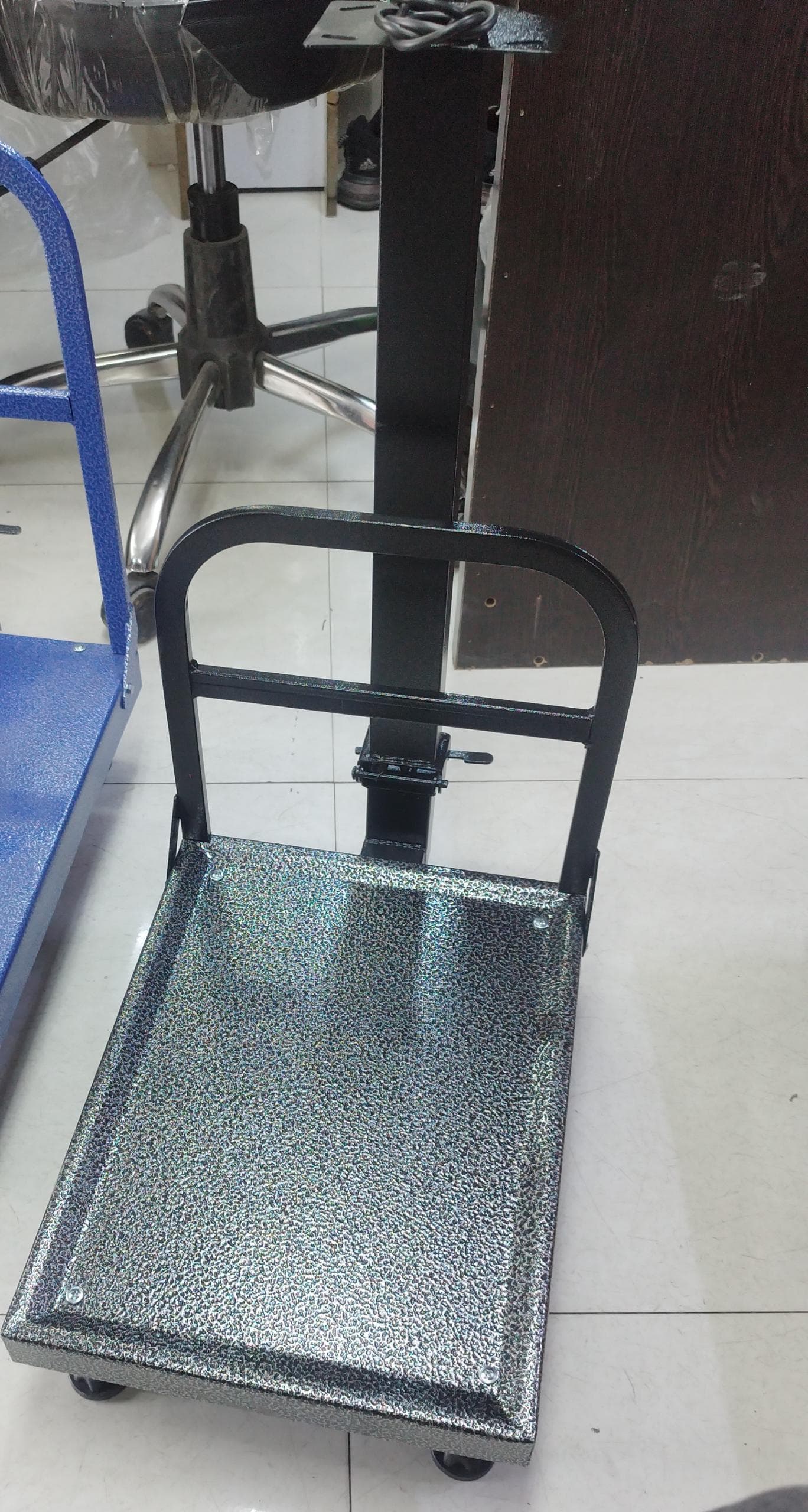 باسکول ۱۵۰ کیلو رنگ چکشی تاشو - تصویر 2